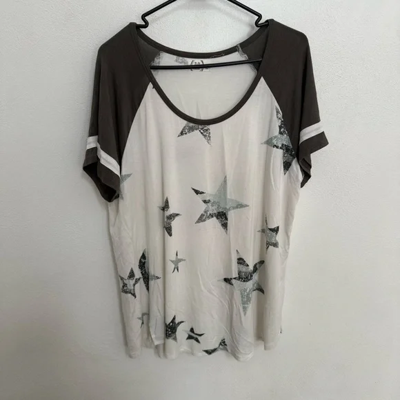 Maurices Olive Green Star Print Short Sleeve Tee - Picture 2 of 7